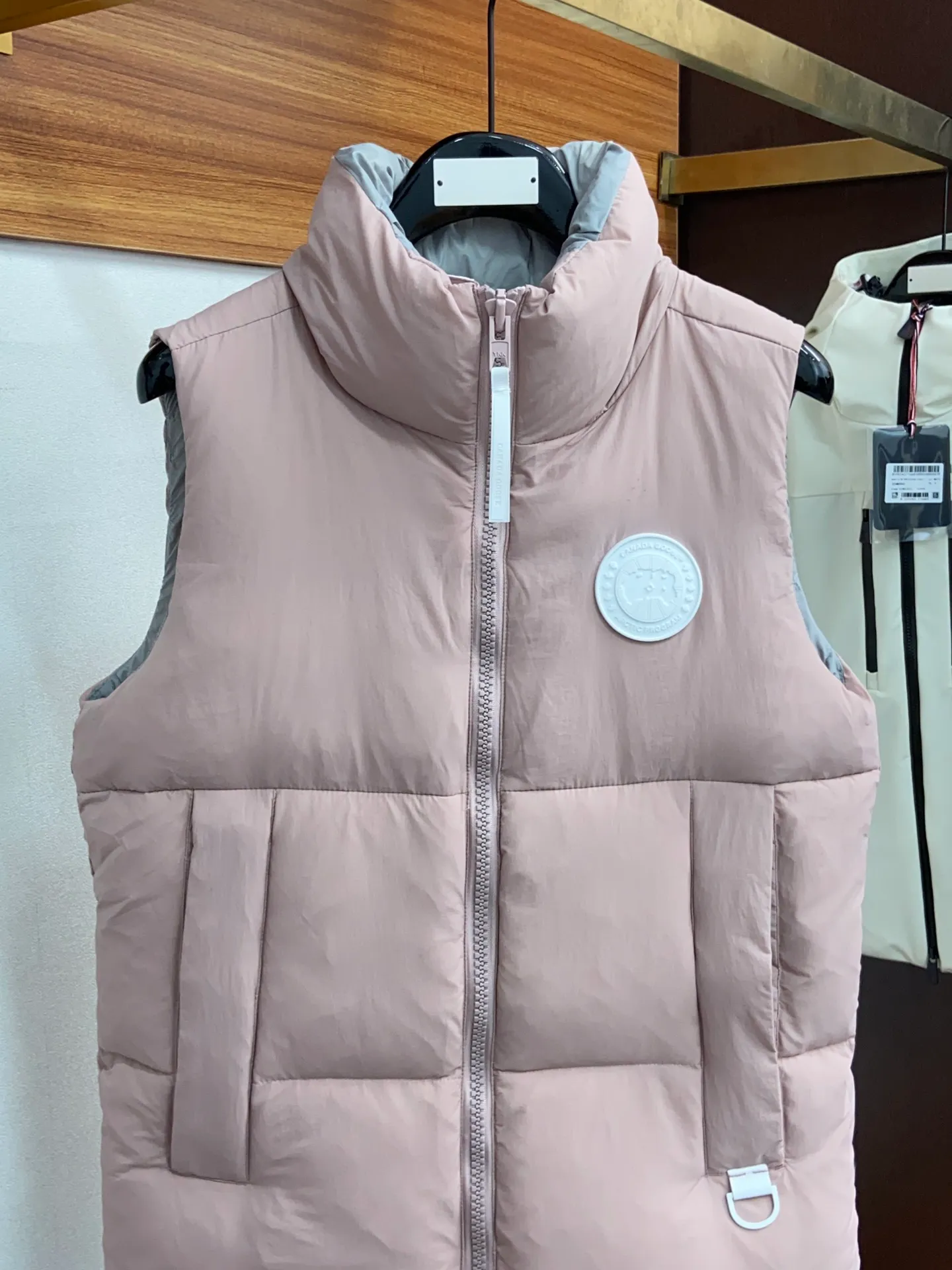 P520 original single version exclusive release #𝘾𝘼𝙉𝘼𝘿𝘼 𝙂𝙊𝙊𝙎𝙀/𝙅𝙪𝙣𝙘𝙩𝙞𝙤𝙣 top original TOP version restored ZP up to 98%‼ ️ CANADA GOOSE/Canada Goose Pastels Pastel Series Everett White Label Vest This versatile Everett vest is a lightweight layering item suitable for wearing in all seasons. It is trimmed in all white and equipped with D-rings for hanging gloves or other daily items when outside. It is ideal for travel and unpredictable weather conditions. The pocket openings and cuff edges are reinforced with CORDURA fabric for durability. The reflective stripes on the back of the collar improve visibility in dim environments, making it the first choice for travel. Note: In order to maximize profits during the production process, some businesses add toxic waste silk, 50 velvet, hand-feel velvet, etc. into the clothes! It is said to be 90% white duck down, purchasing agent level, or even more exaggeratedly said to be 90% white goose down, to fool the layman! (You can consult the official Big Goose. All authentic styles are made of white duck down) ⚠️ Remember, you get what you pay for! Don't be greedy for small gains, or you will suffer big losses!  Size: XS S M L XL Color: Black Melt Water Blue Soft Pink Moonlight Lime